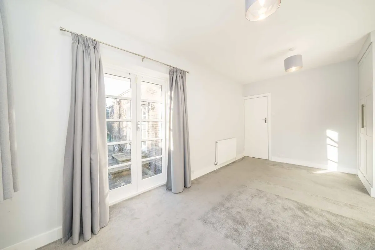 House Ravenswood Court in Greater London