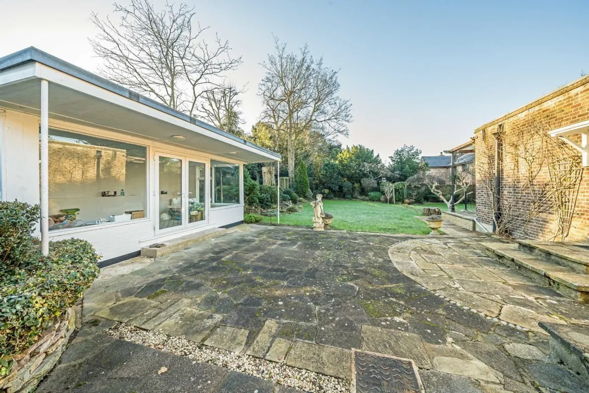 House Ravenswood Court in Greater London