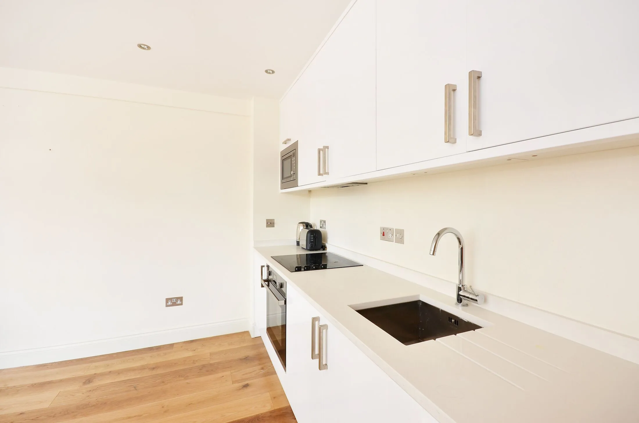 Flat Sloane Avenue in Greater London