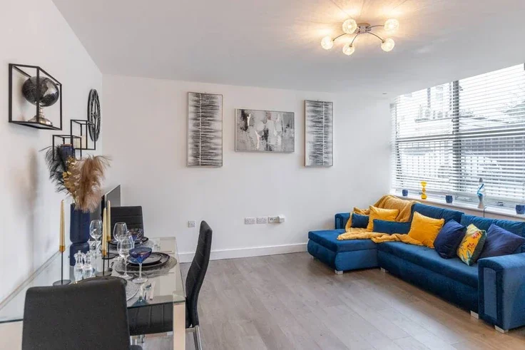 Flat Highfield Road in Greater London