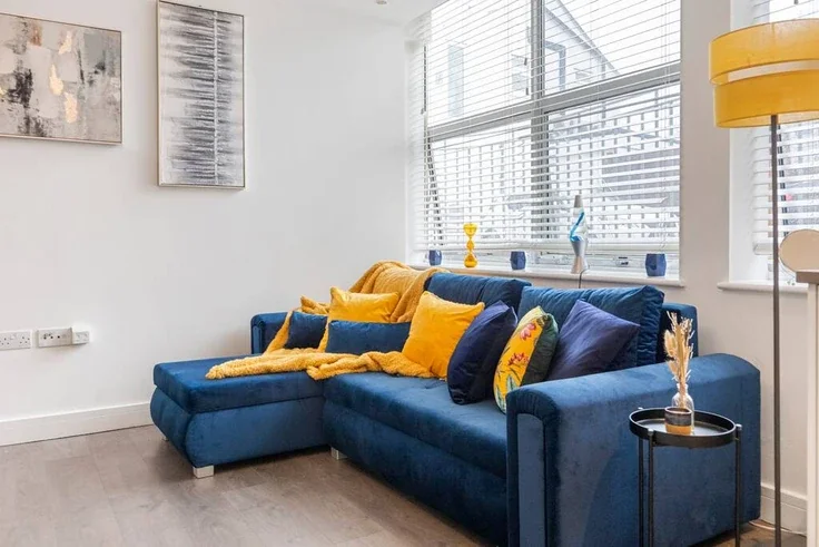 Flat Highfield Road in Greater London