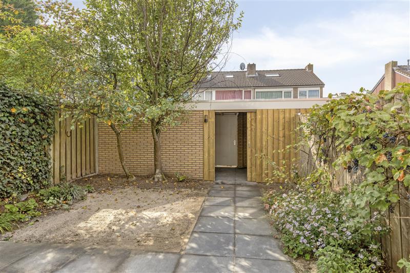Tussenwoning te koop: Roland Holsthof 29, Tilburg