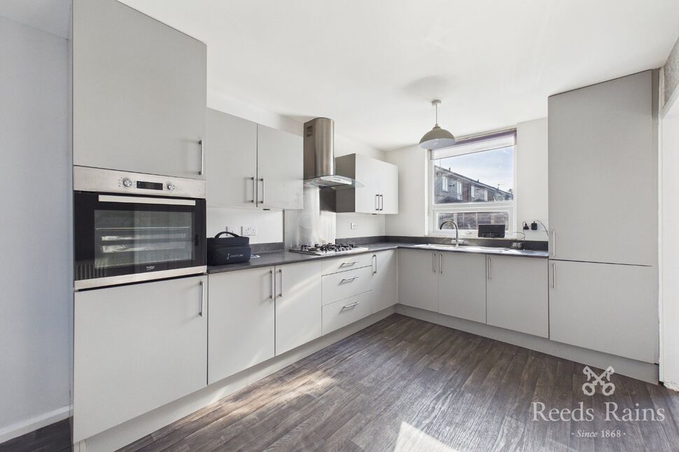 House Chepstow Avenue in Sale