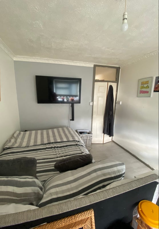 Room Hydethorpe Road in Greater London