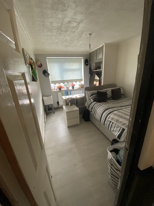 Room Hydethorpe Road in Greater London