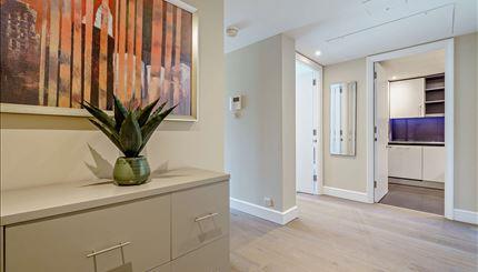 Flat Westferry Circus in Greater London