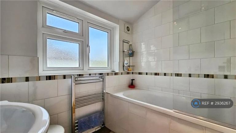 Room Sidney Road in Borough of Spelthorne