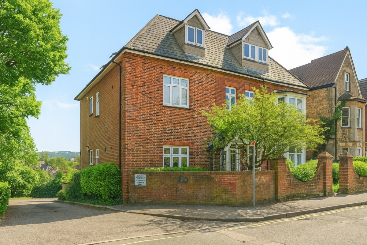 Flat Nightingale Road in Guildford