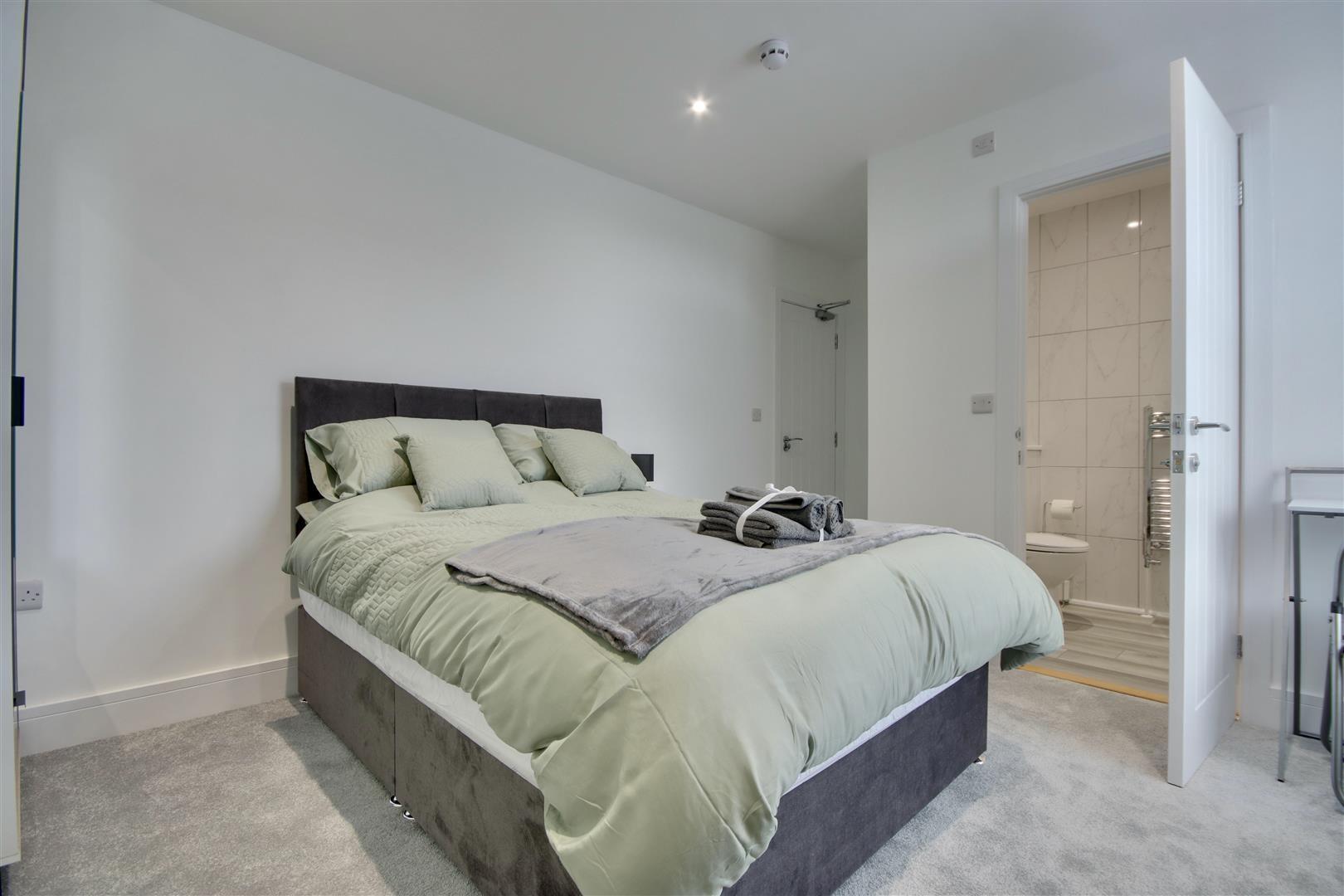 Room Hellyer Road in Portsmouth