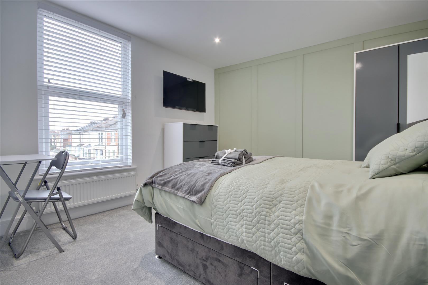 Room Hellyer Road in Portsmouth
