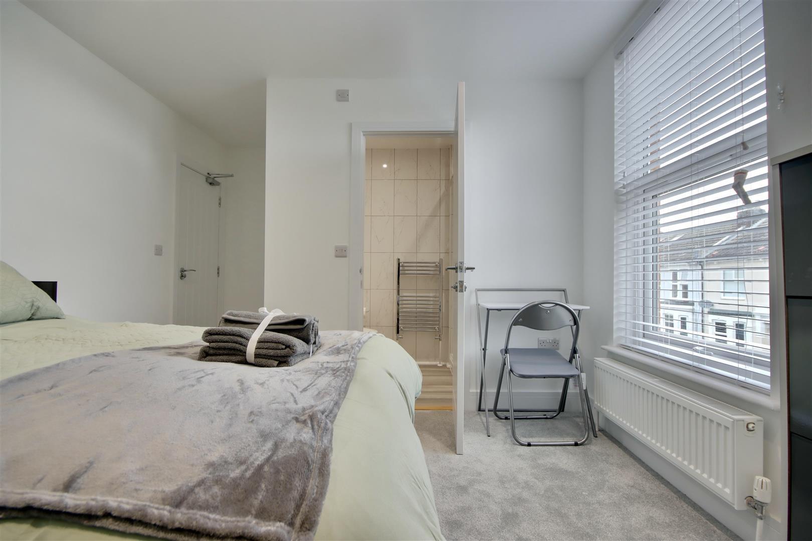 Room Hellyer Road in Portsmouth