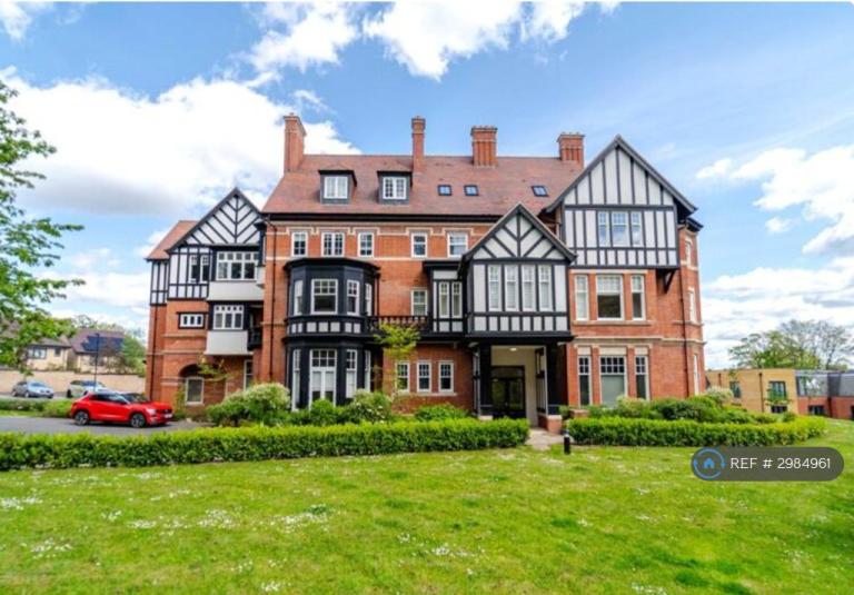 Flat Manor House Drive in Birmingham