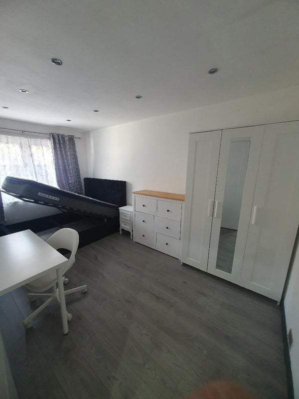 Room Albany Close in Greater London
