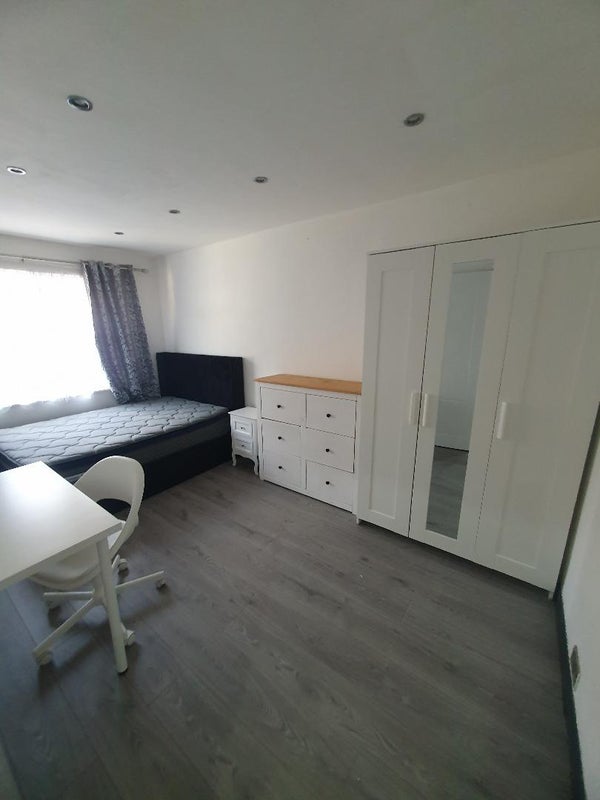 Room Albany Close in Greater London