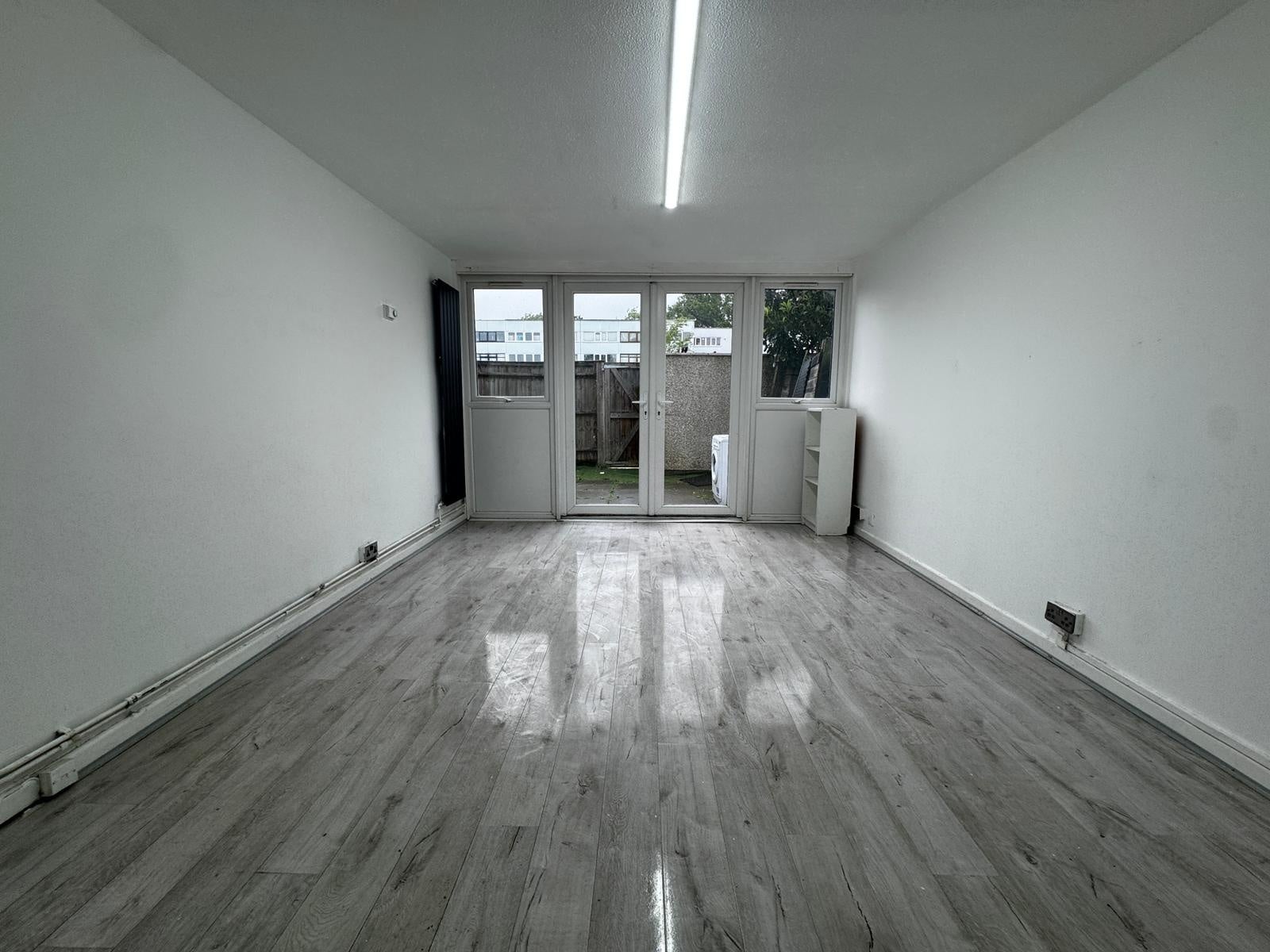 Flat Dorset Gardens in Greater London