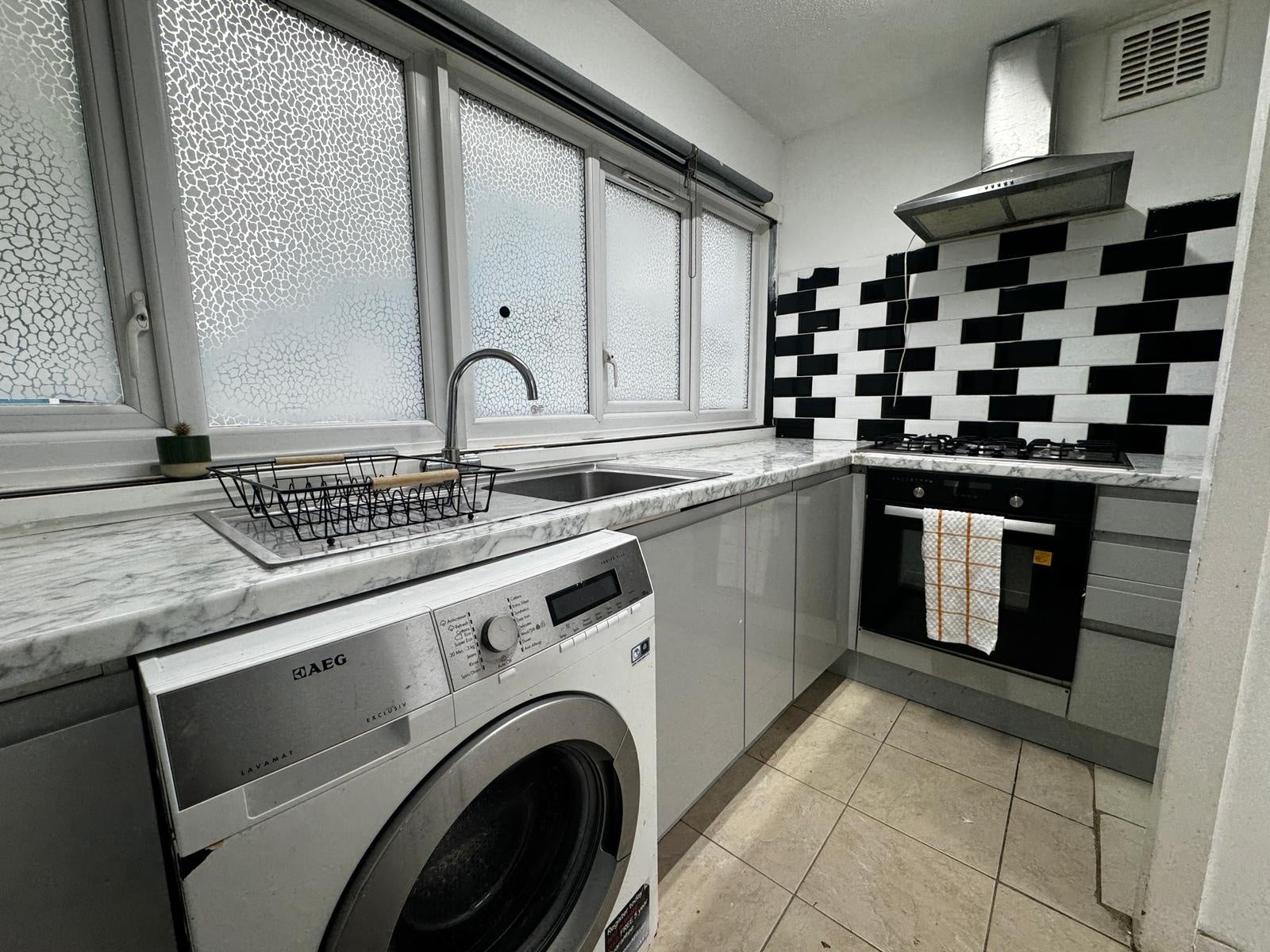 Flat Dorset Gardens in Greater London
