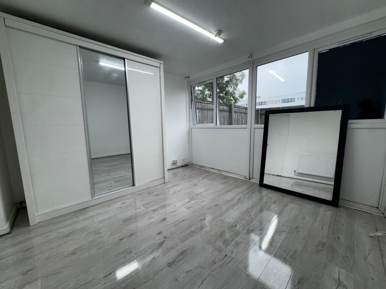 Flat Dorset Gardens in Greater London