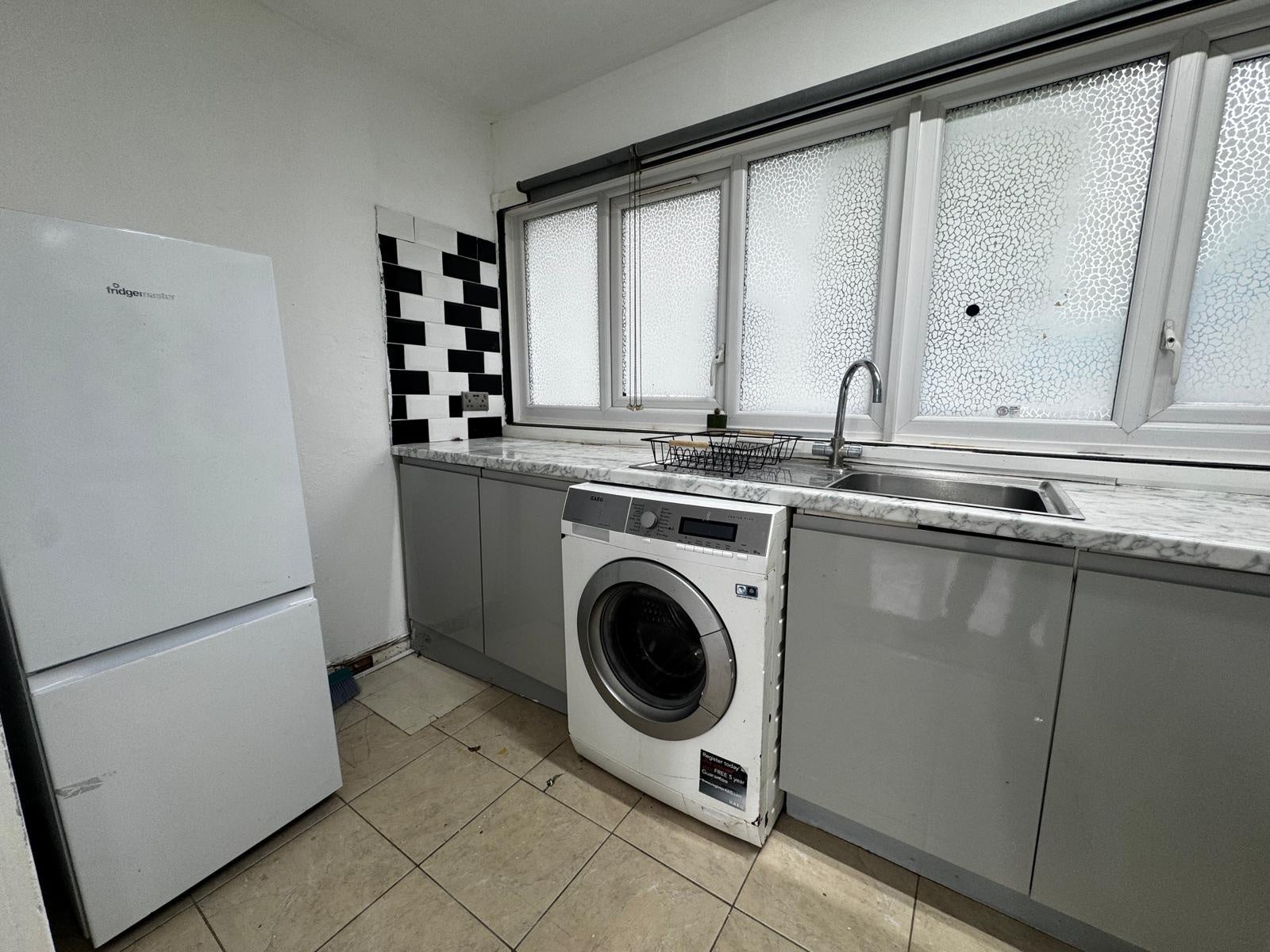 Flat Dorset Gardens in Greater London