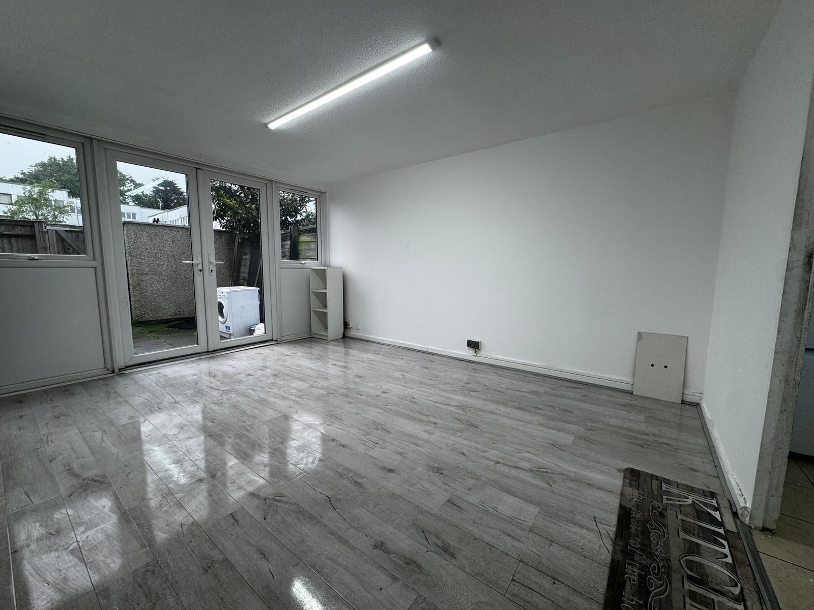 Flat Dorset Gardens in Greater London