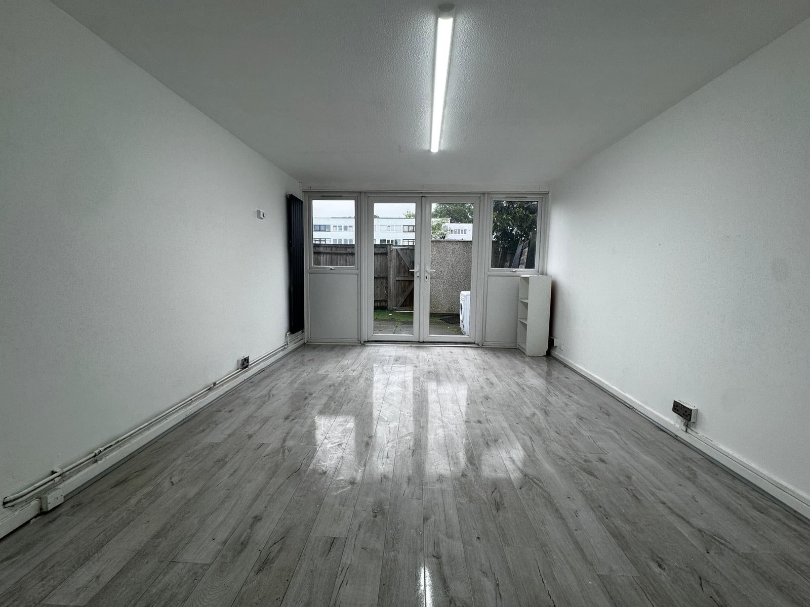 Flat Dorset Gardens in Greater London