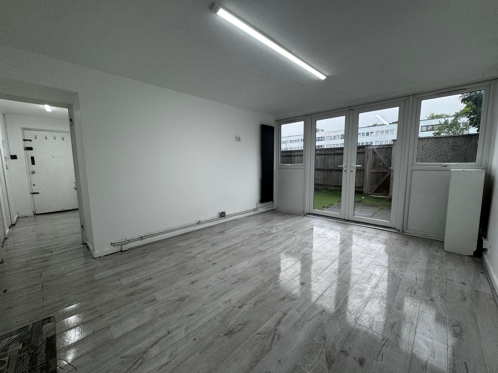 Flat Dorset Gardens in Greater London