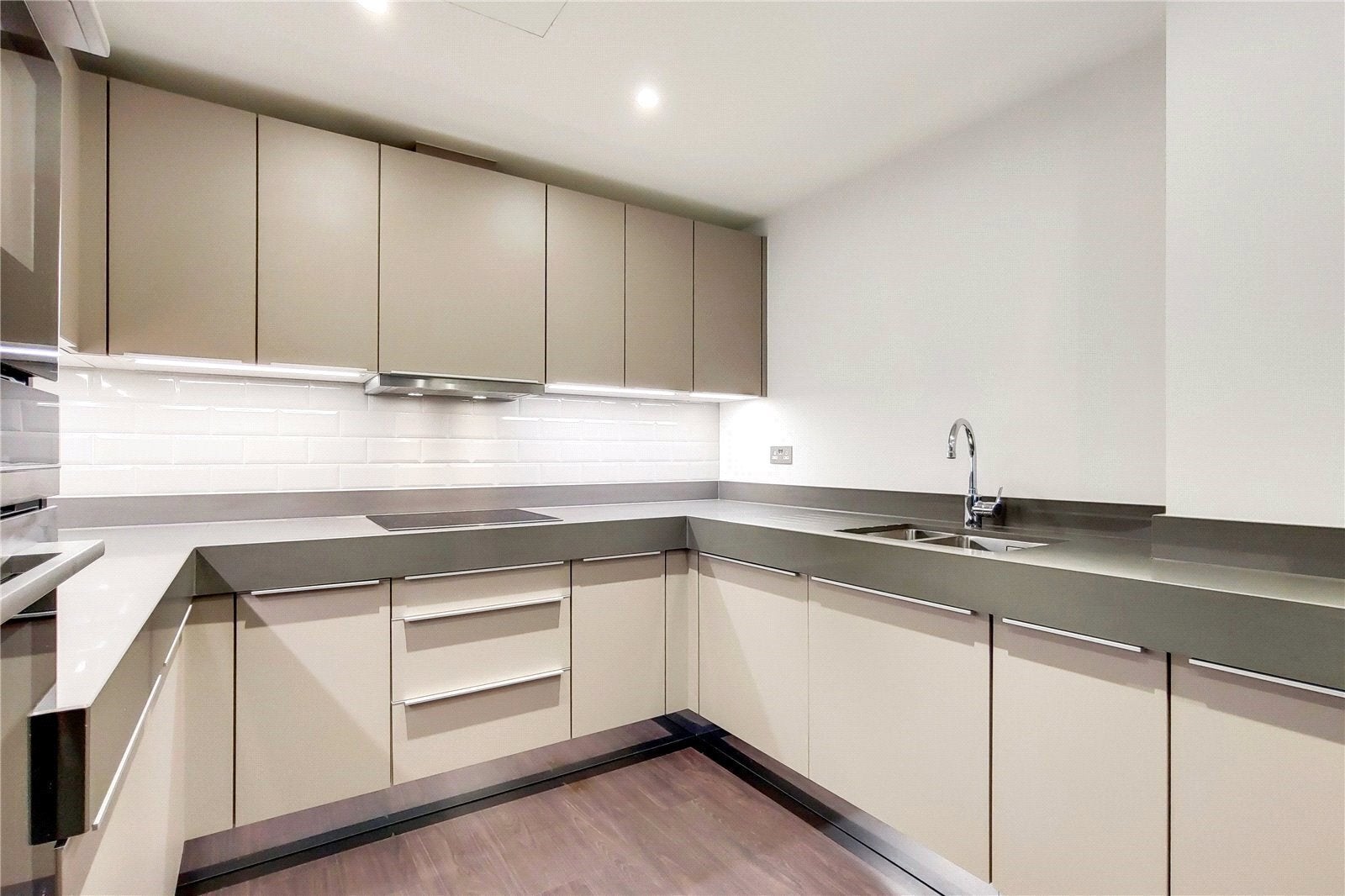 Flat Alie Street in Greater London