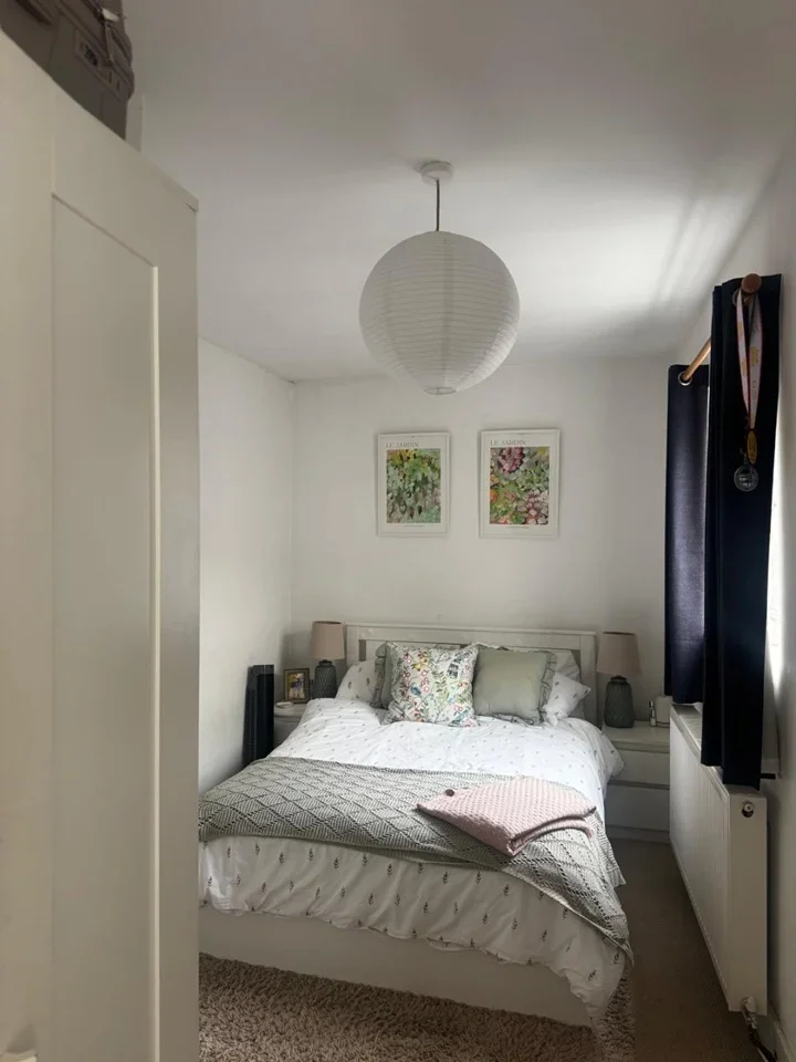 Flat Garratt Lane in Greater London