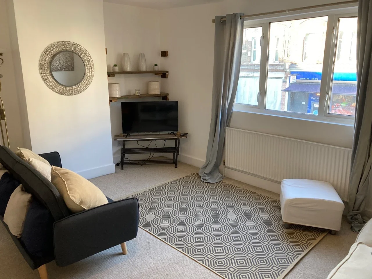 Flat Garratt Lane in Greater London