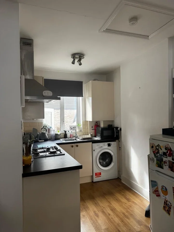 Flat Garratt Lane in Greater London