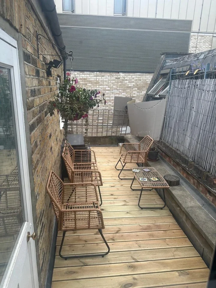 Flat Garratt Lane in Greater London