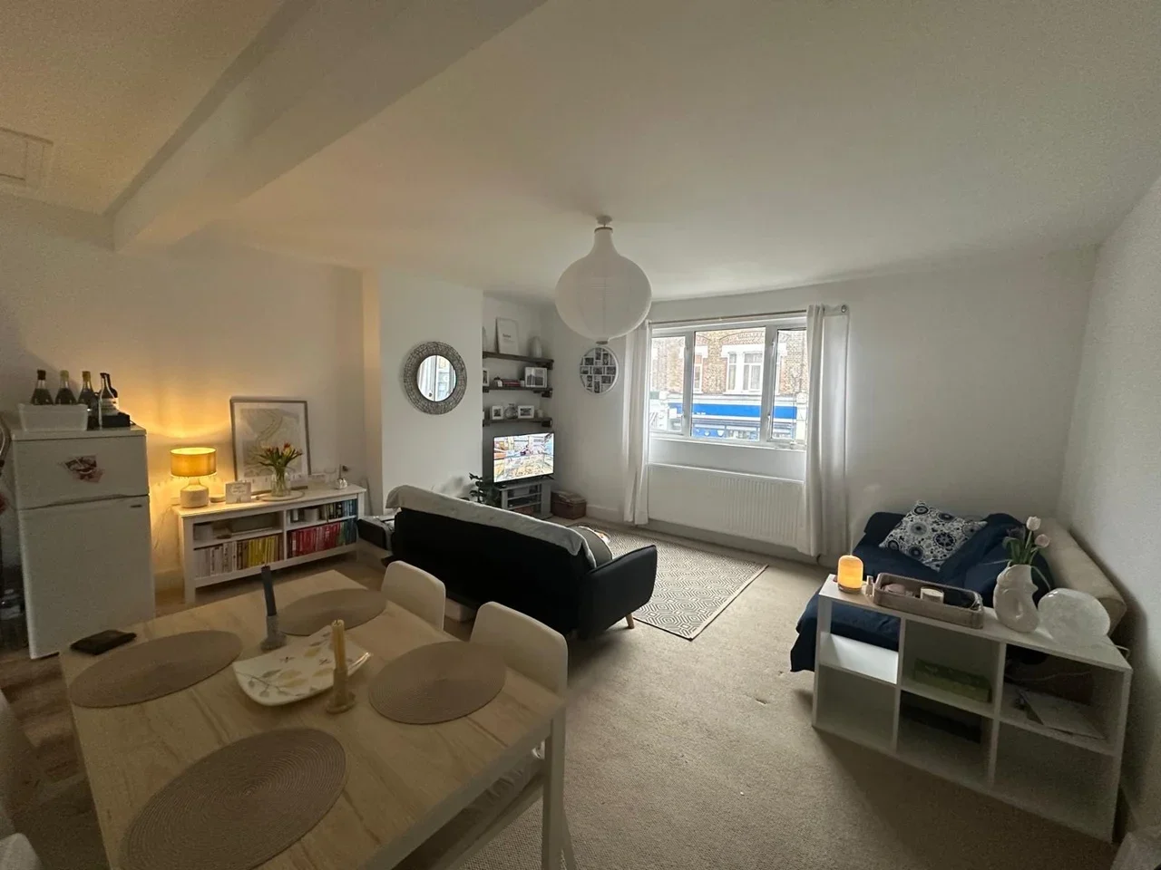 Flat Garratt Lane in Greater London