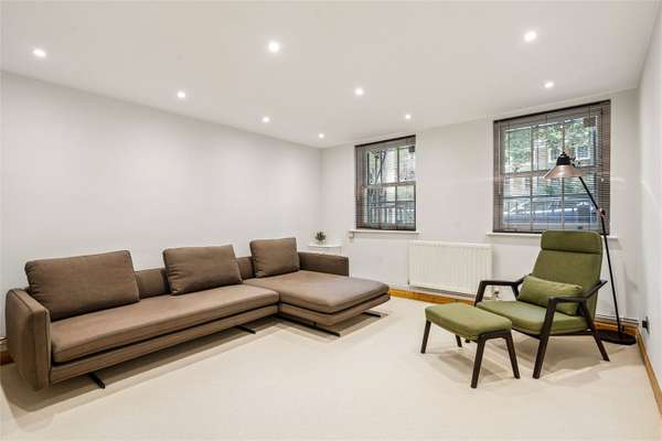 Flat Alleyn Court in City of Westminster