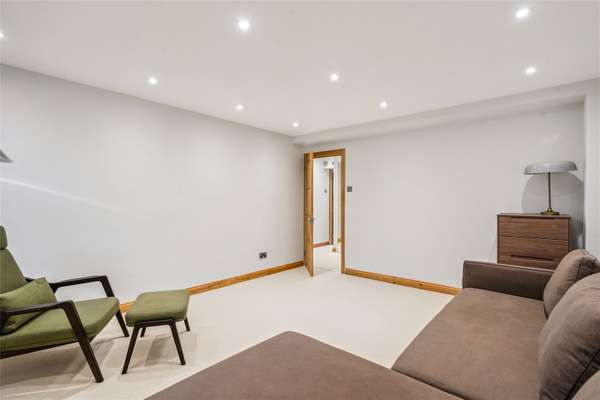 Flat Alleyn Court in City of Westminster