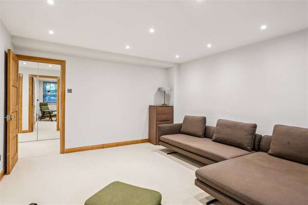 Flat Alleyn Court in City of Westminster