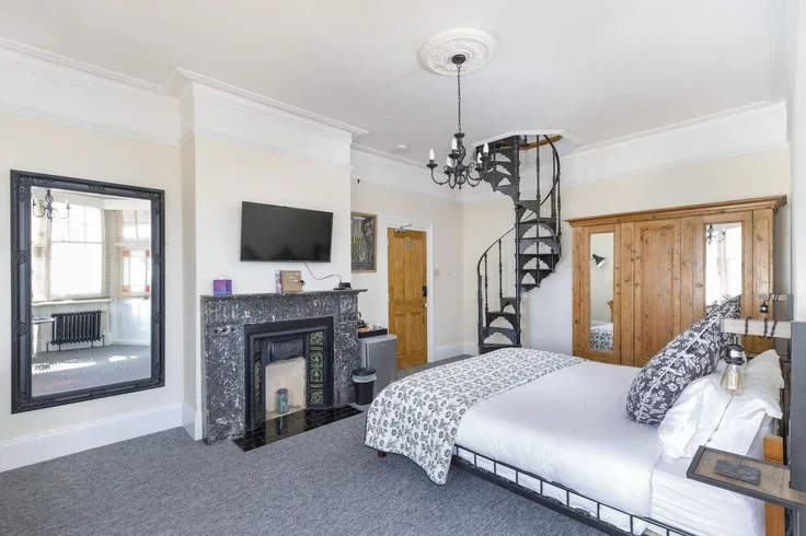 Room De Courcel Road in Brighton
