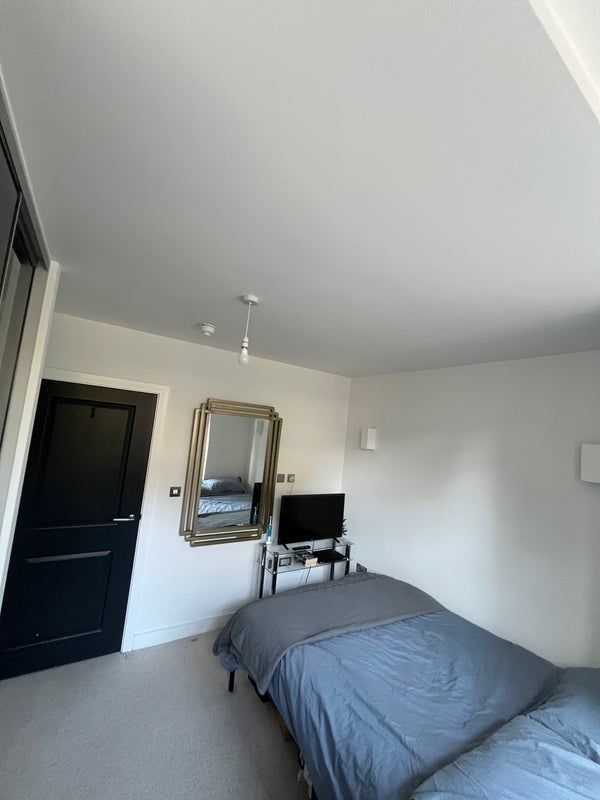 Room Mandrell Road in Greater London