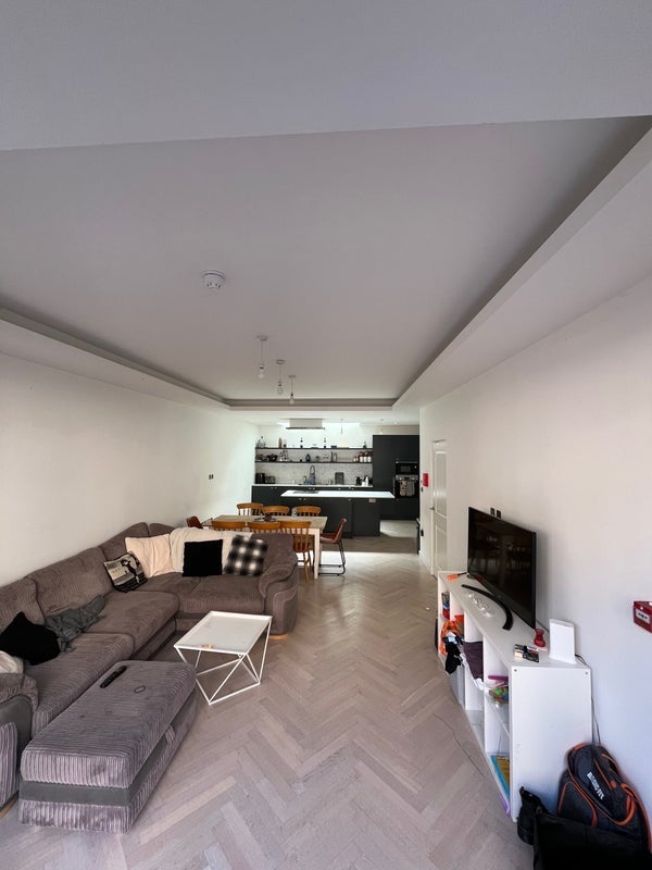 Room Mandrell Road in Greater London