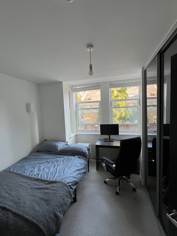 Room Mandrell Road in Greater London
