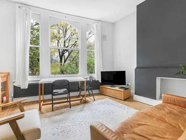 Flat Saltoun Road in Greater London