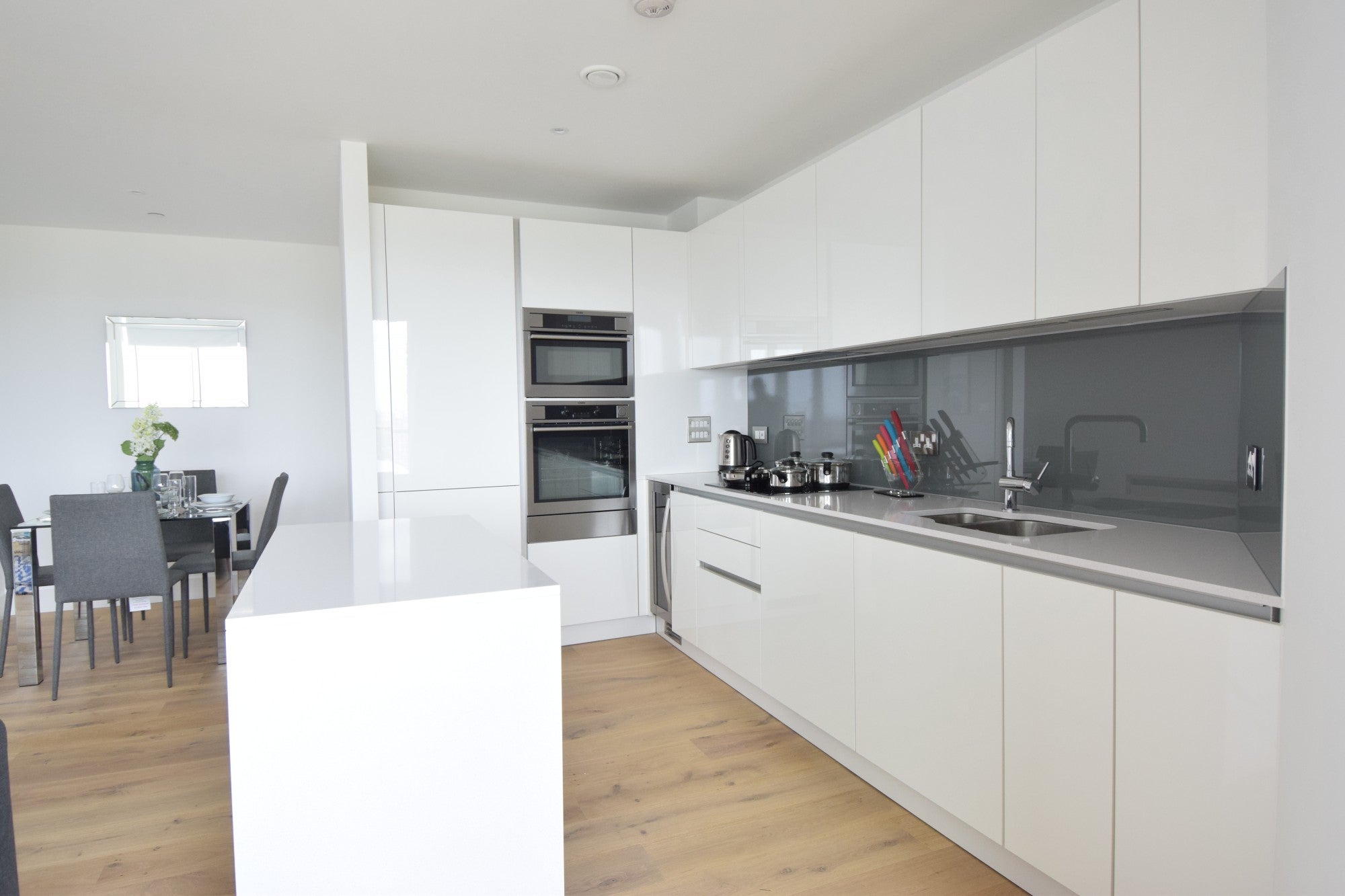 Flat Lombard Road in Greater London