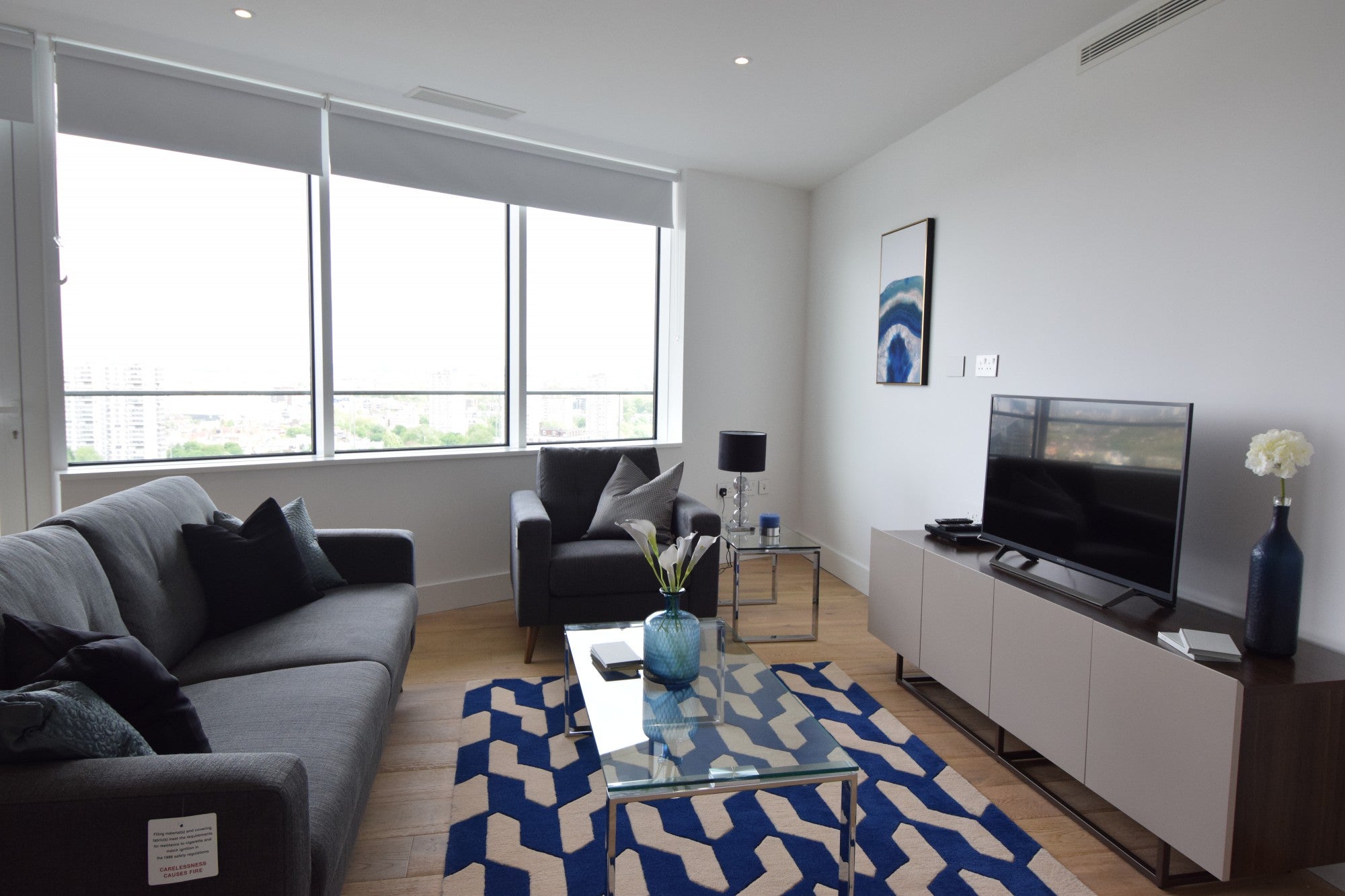 Flat Lombard Road in Greater London