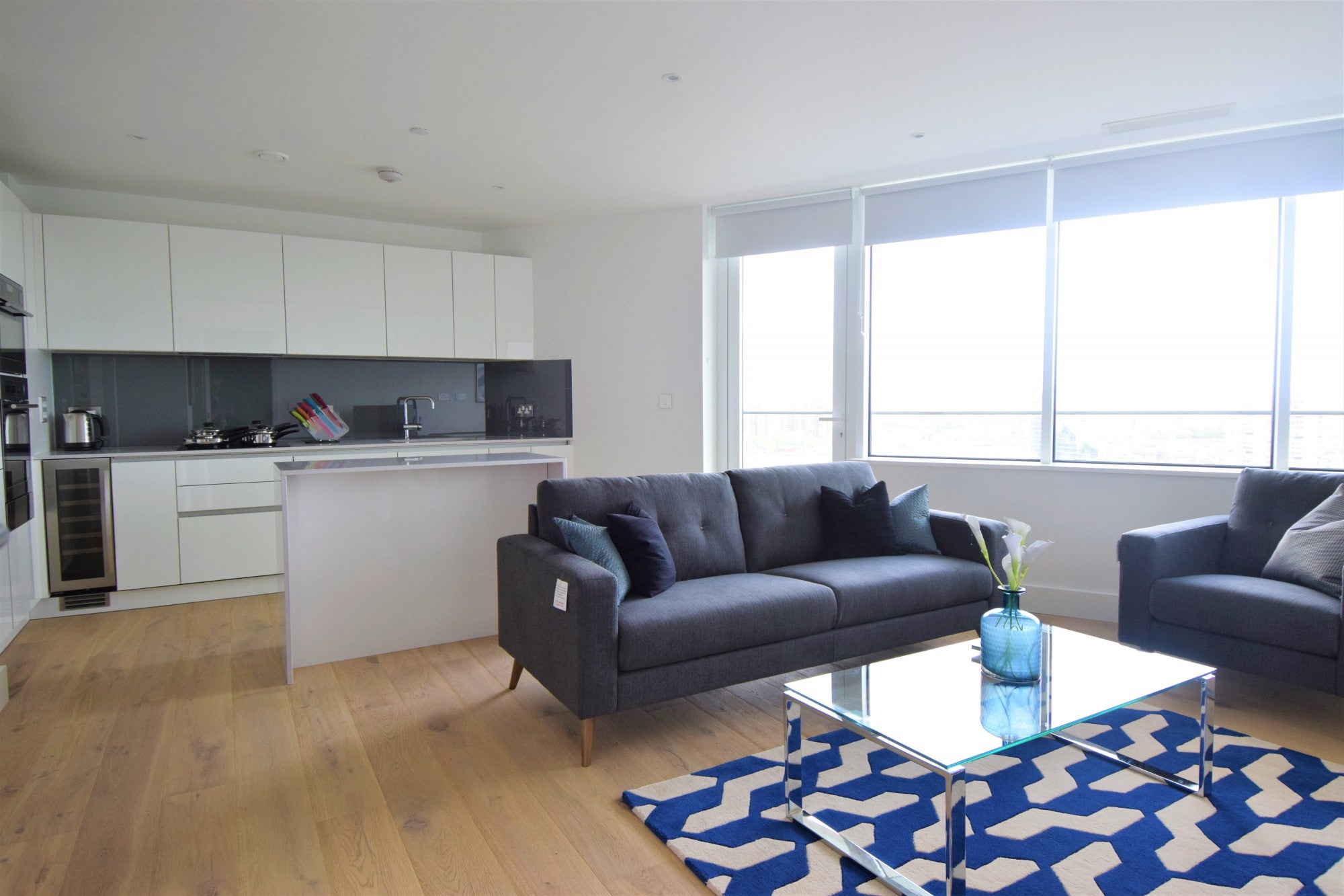 Flat Lombard Road in Greater London