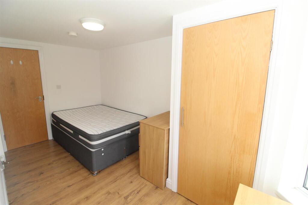 Room Ruthin Gardens in Cardiff