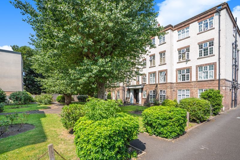 Flat St James's Road in Greater London
