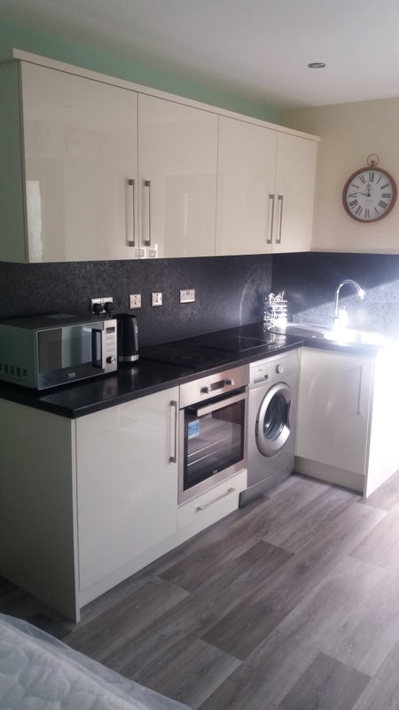 Flat Greenmoor Avenue in Leeds