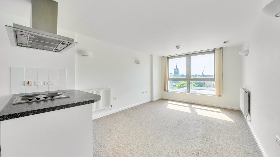 Flat Throwley Road in Greater London