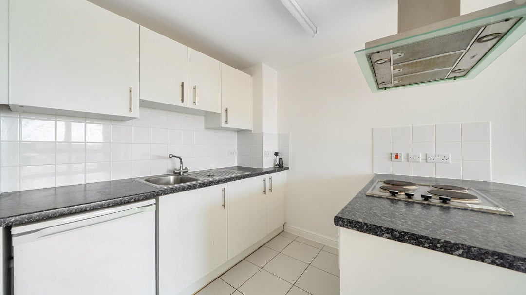 Flat Throwley Road in Greater London