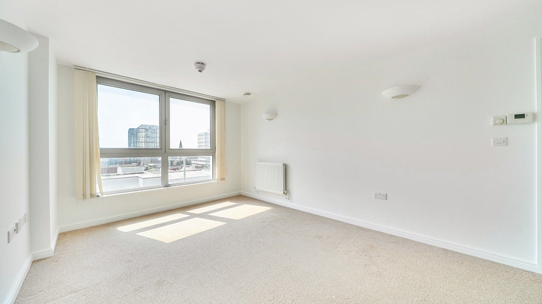Flat Throwley Road in Greater London