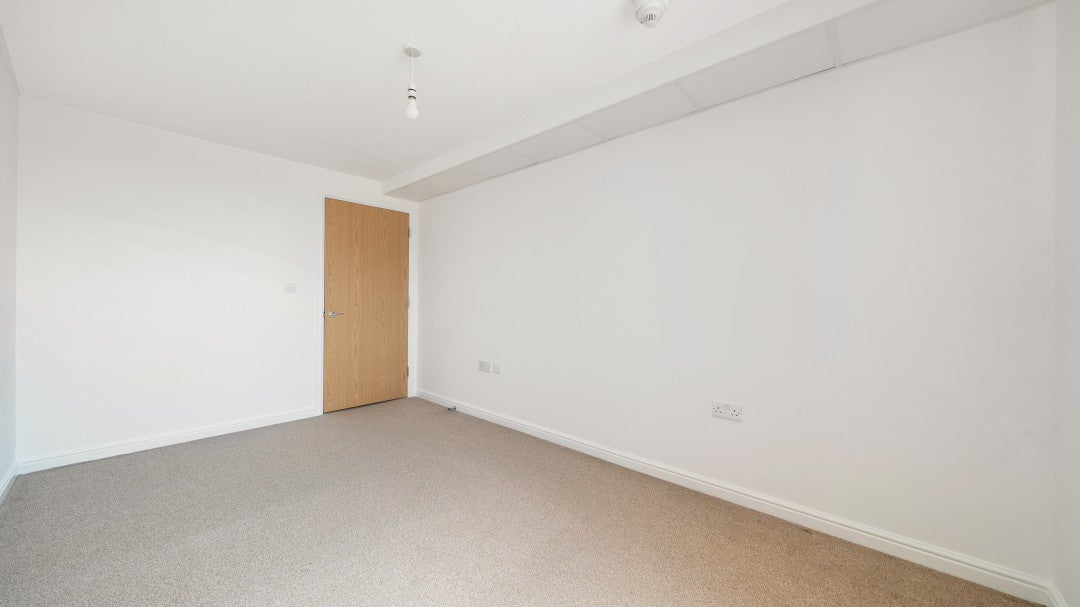 Flat Throwley Road in Greater London