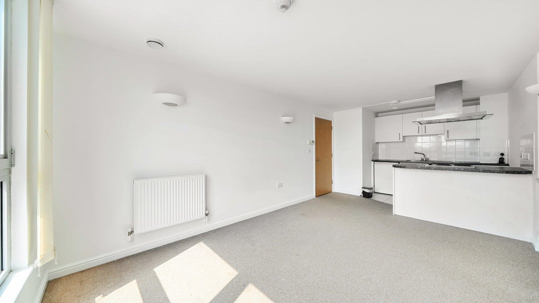 Flat Throwley Road in Greater London